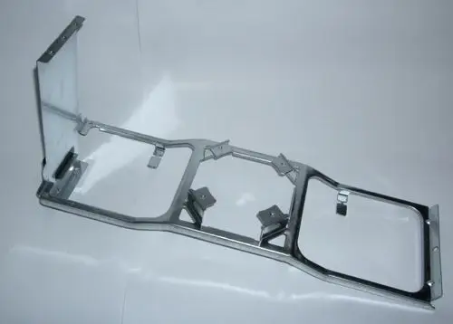 Halterung aus Metall für einen Lüftermotor, geeignet für DAIKIN-Systeme. Die Struktur zeigt verschiedene Befestigungselemente und eine robuste Bauweise.